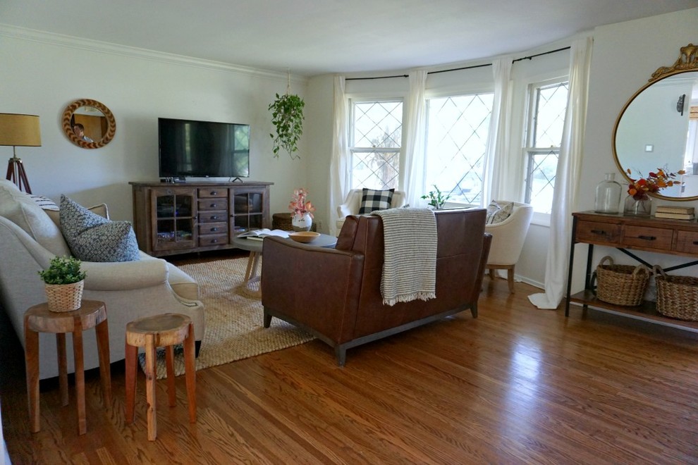Foto de salón abierto moderno de tamaño medio con paredes blancas, suelo de madera en tonos medios y suelo marrón