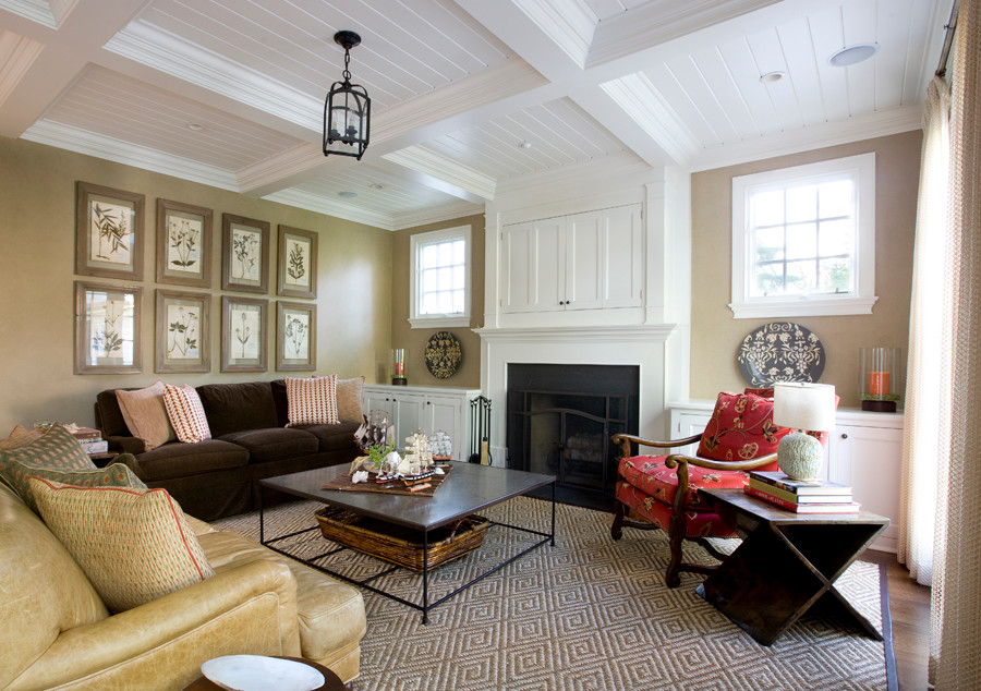 Idée de décoration pour un grand salon tradition fermé avec un mur beige, un sol en bois brun, une cheminée standard, un manteau de cheminée en bois et un téléviseur dissimulé.