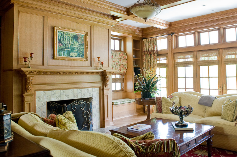 На фото: парадная гостиная комната в классическом стиле с стандартным камином и фасадом камина из плитки