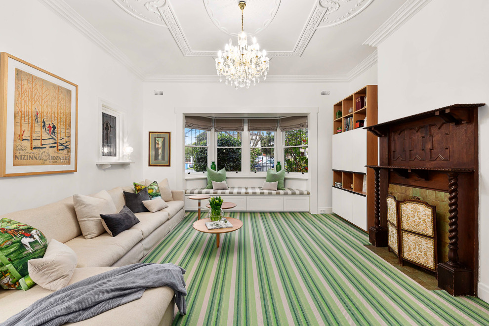 Mittelgroßes Klassisches Wohnzimmer mit Teppichboden, Kamin, gefliester Kaminumrandung, weißer Wandfarbe und grünem Boden in Melbourne