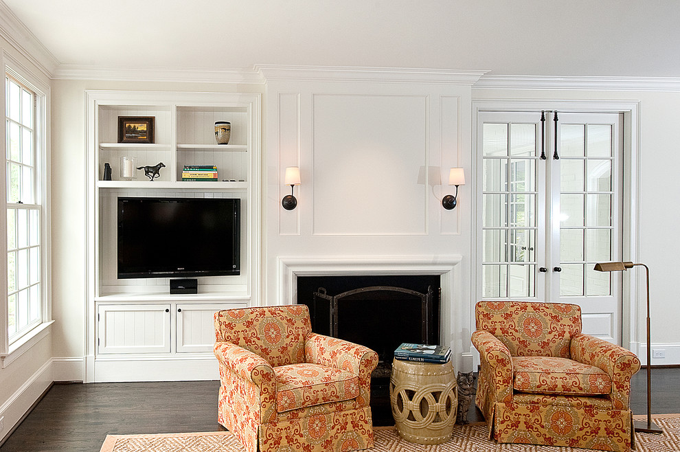 Стильный дизайн: открытая гостиная комната в классическом стиле с белыми стенами и стандартным камином - последний тренд