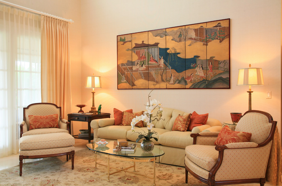 Пример оригинального дизайна: гостиная комната в классическом стиле с бежевыми стенами и красивыми шторами