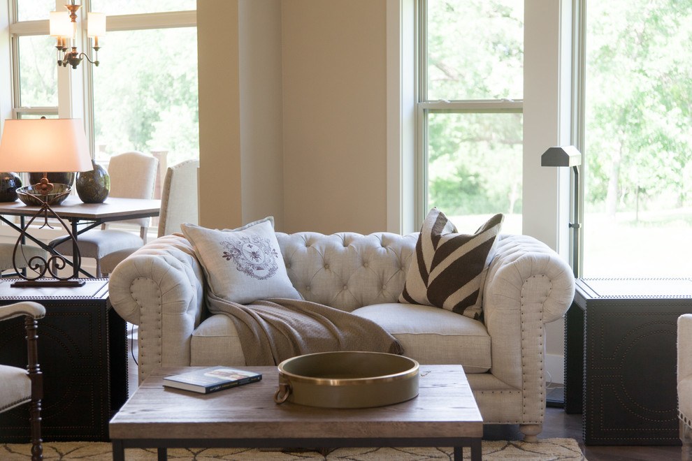 Foto di un grande soggiorno classico aperto con pareti beige e pavimento in legno massello medio