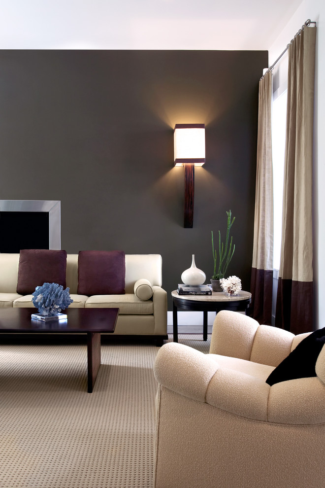 На фото: гостиная комната в стиле неоклассика (современная классика) с серыми стенами и красивыми шторами