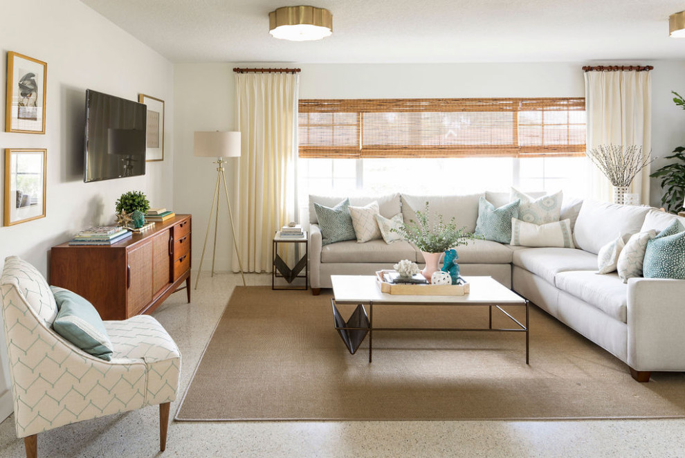 Immagine di un soggiorno chic di medie dimensioni e chiuso con pareti bianche, TV a parete e pavimento beige