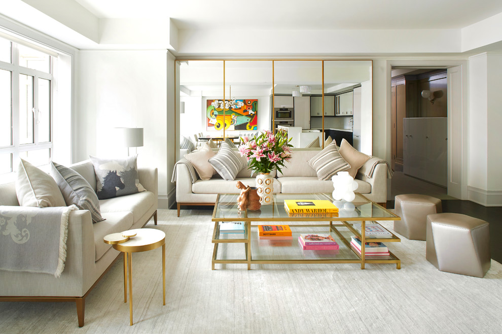 Idee per un soggiorno classico con pareti bianche, parquet scuro e pavimento marrone