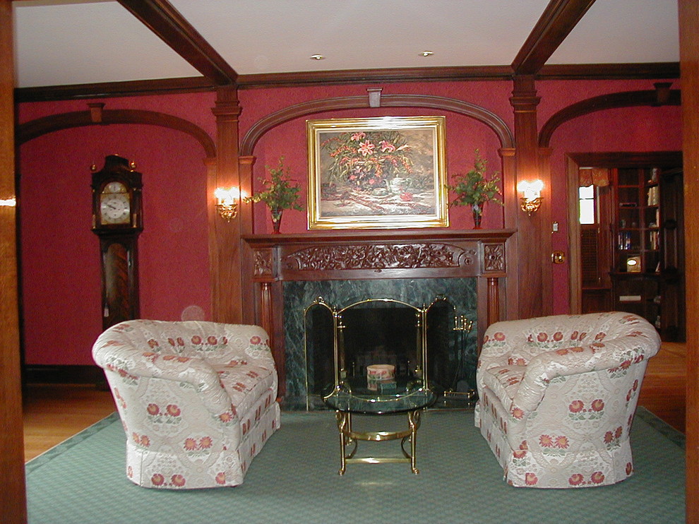 Idéer för ett stort klassiskt separat vardagsrum, med ett finrum, röda väggar, en standard öppen spis och en spiselkrans i trä