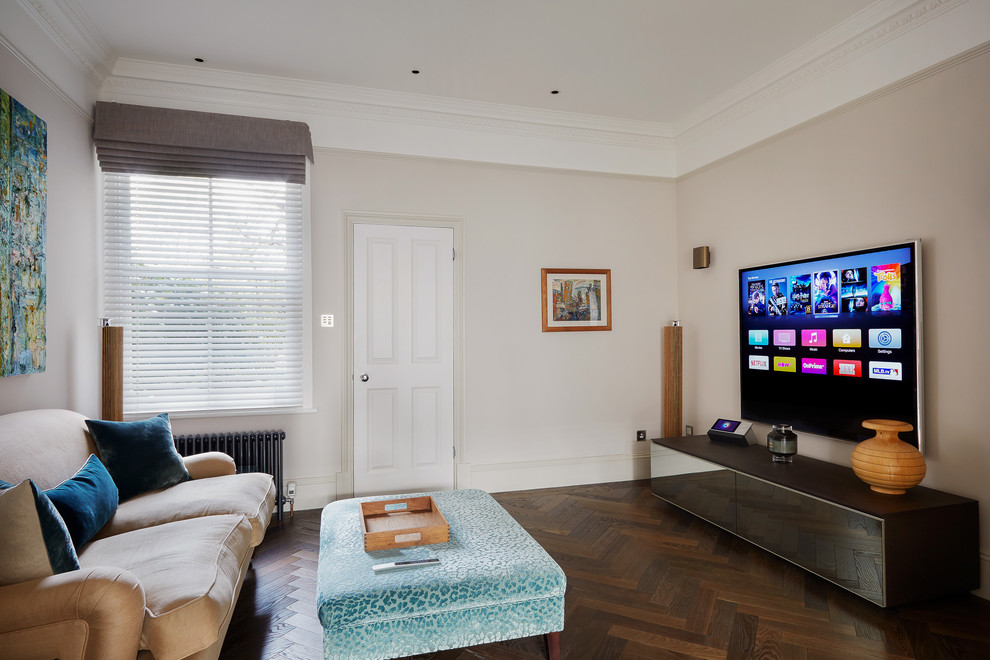 Esempio di un soggiorno classico di medie dimensioni e chiuso con pareti beige, pavimento in legno massello medio, TV a parete e pavimento marrone
