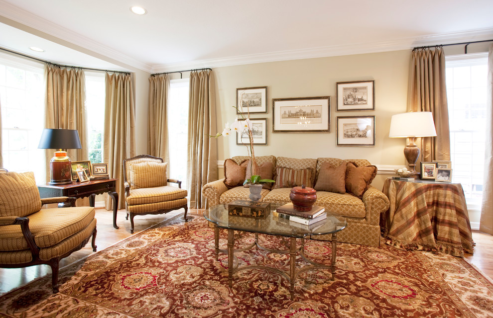 Ispirazione per un soggiorno tradizionale di medie dimensioni e chiuso con sala formale, pareti beige e parquet chiaro