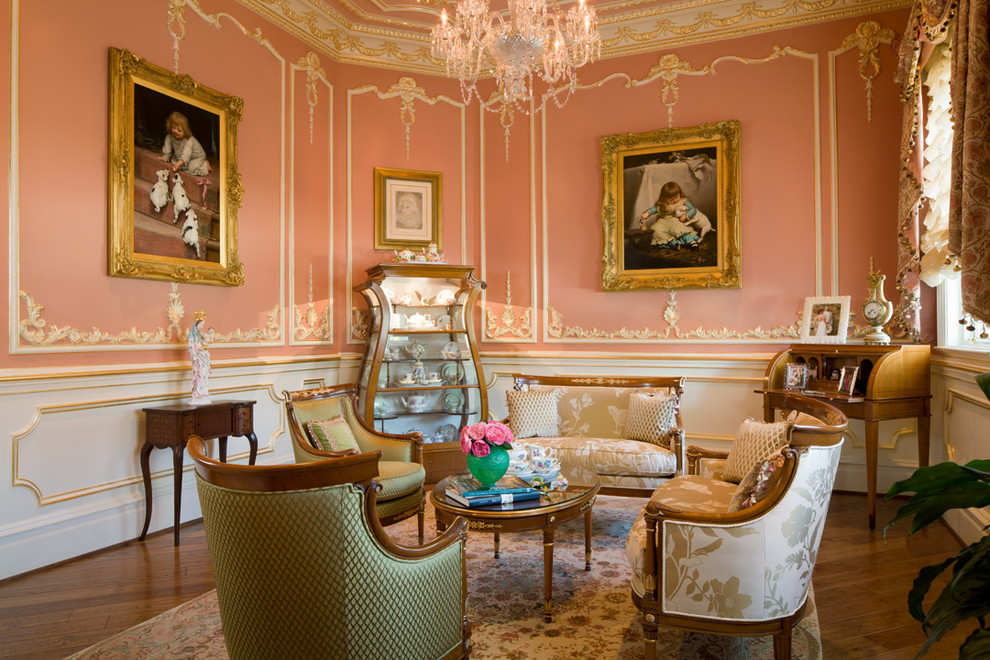 Repräsentatives, Großes, Fernseherloses Klassisches Wohnzimmer ohne Kamin mit rosa Wandfarbe und braunem Holzboden in Washington, D.C.