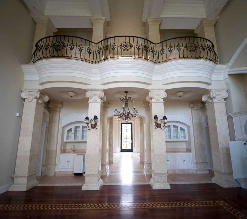 На фото: большая парадная, открытая гостиная комната в классическом стиле с мультимедийным центром