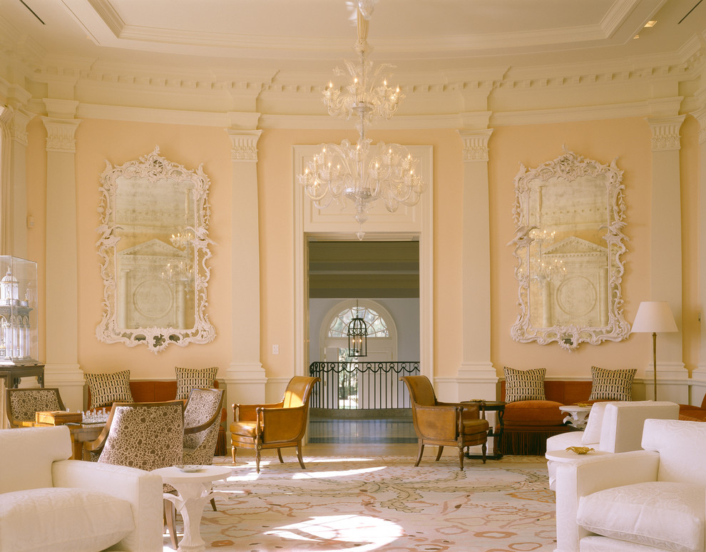 Foto di un ampio soggiorno classico chiuso con sala formale, pareti beige e nessuna TV