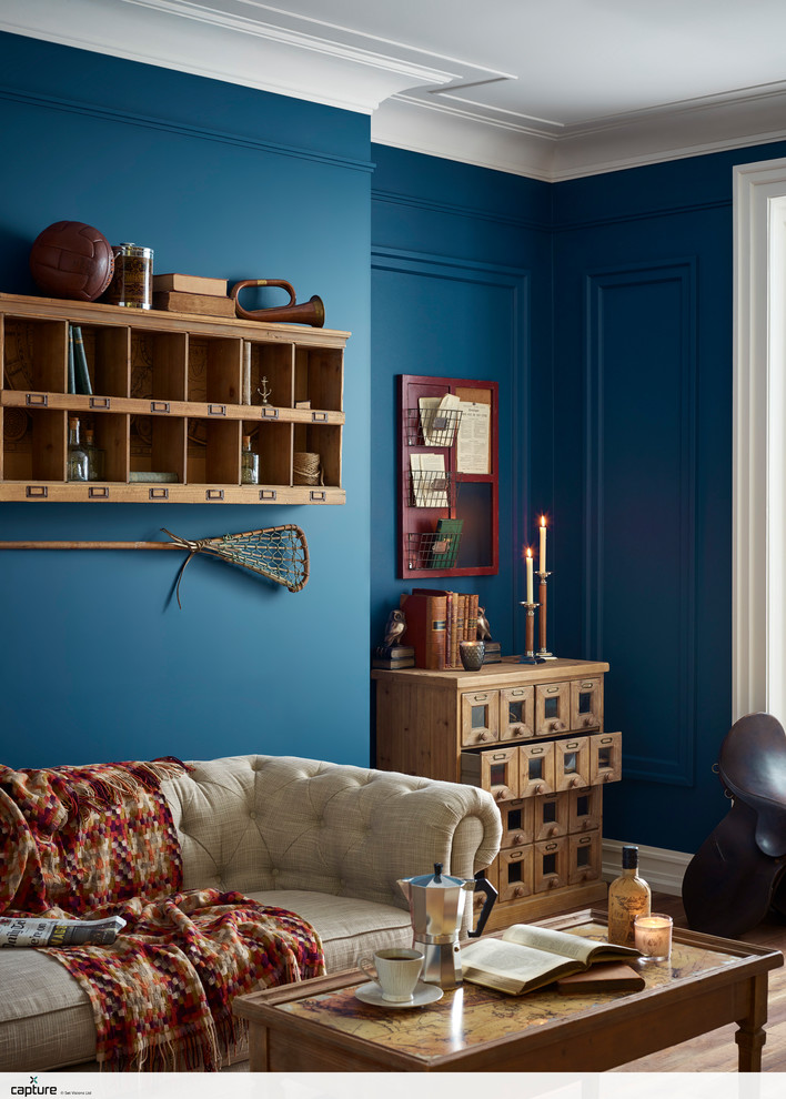 Mittelgroßes, Offenes Landhaus Wohnzimmer mit blauer Wandfarbe und hellem Holzboden in Sonstige