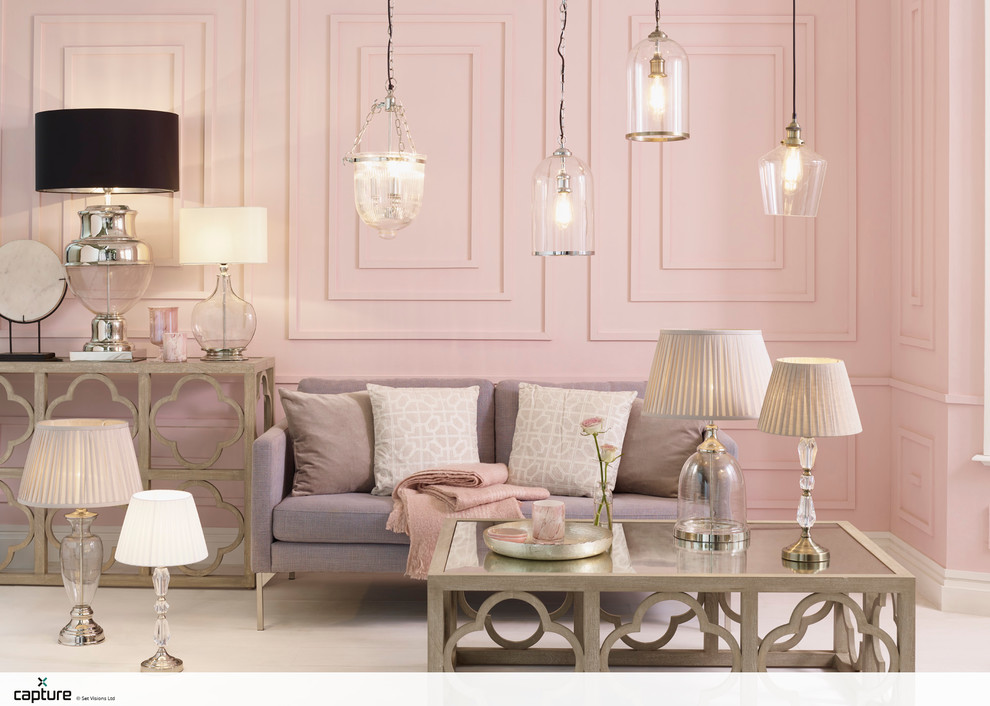 Cette image montre un grand salon traditionnel avec un mur rose, moquette et éclairage.