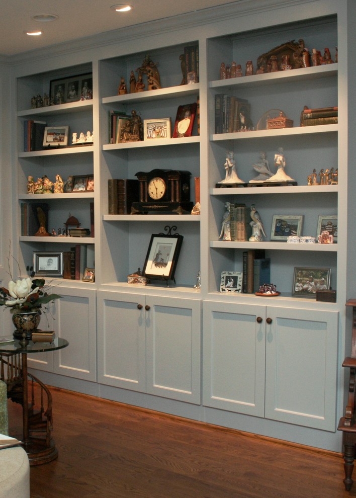 Стильный дизайн: гостиная комната в классическом стиле с с книжными шкафами и полками, синими стенами, паркетным полом среднего тона, угловым камином, фасадом камина из плитки и коричневым полом - последний тренд