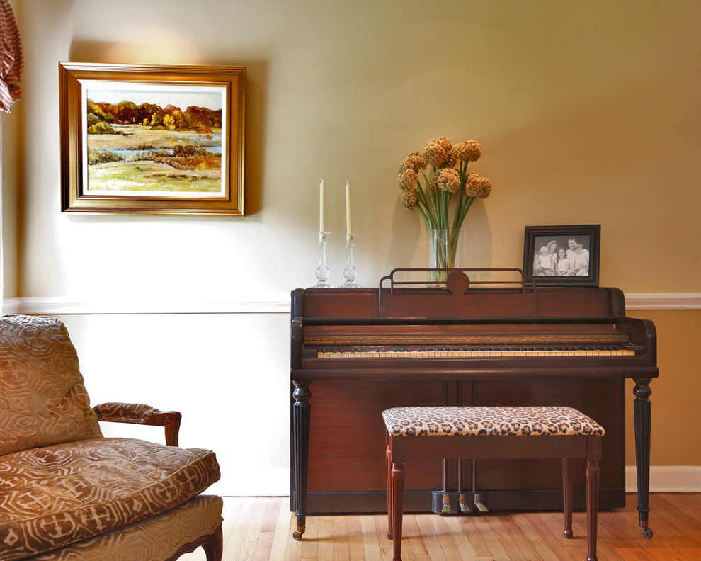 Пример оригинального дизайна: гостиная комната в классическом стиле с музыкальной комнатой