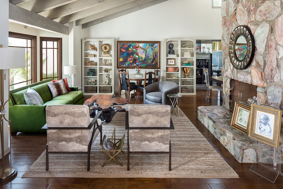 Offenes Eklektisches Wohnzimmer mit weißer Wandfarbe, dunklem Holzboden, Kamin und braunem Boden in Phoenix