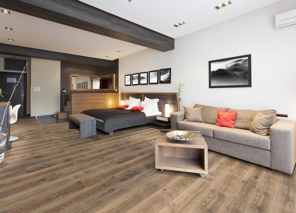 Foto de salón moderno con suelo de madera en tonos medios