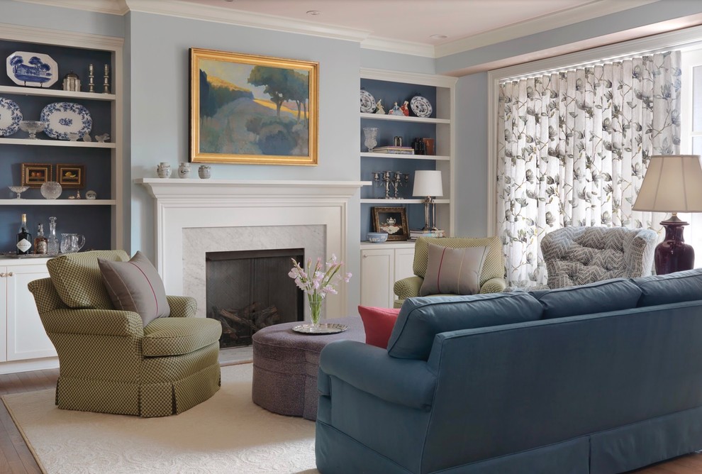 На фото: гостиная комната:: освещение в классическом стиле с синими стенами, стандартным камином, фасадом камина из камня и коричневым полом с