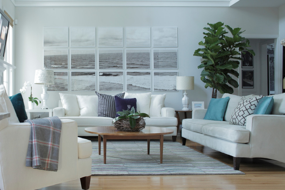 Свежая идея для дизайна: гостиная комната в морском стиле с серыми стенами, паркетным полом среднего тона, стандартным камином, фасадом камина из камня и телевизором на стене - отличное фото интерьера