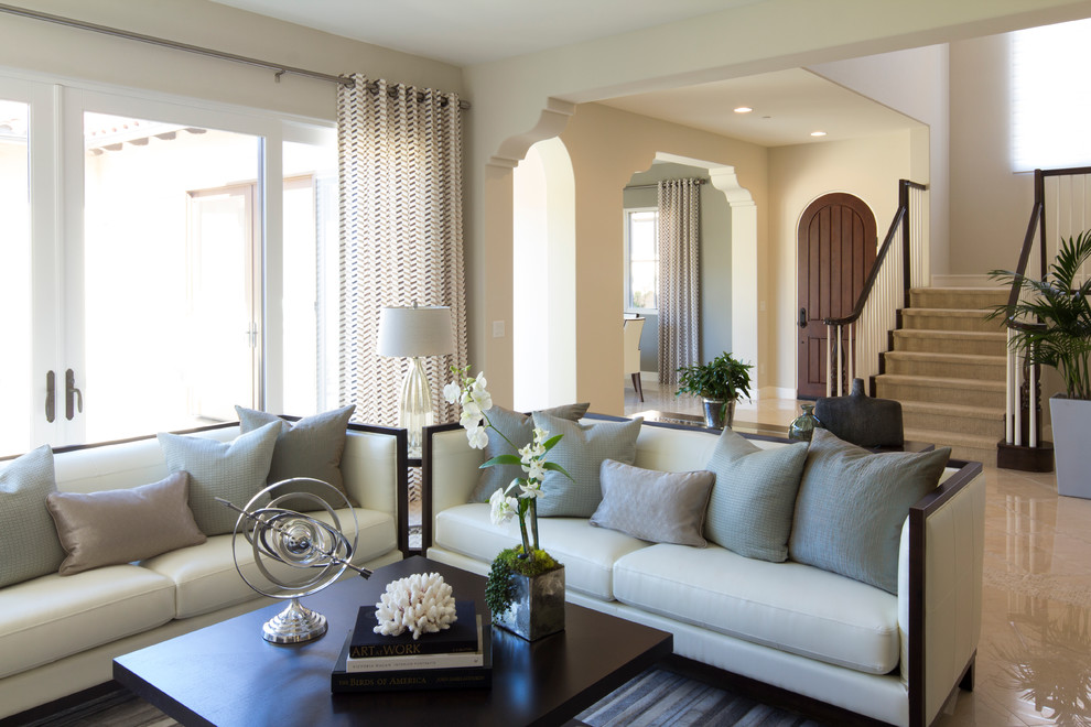 Foto di un grande soggiorno tradizionale aperto con sala formale, pareti beige, pavimento in marmo e TV a parete