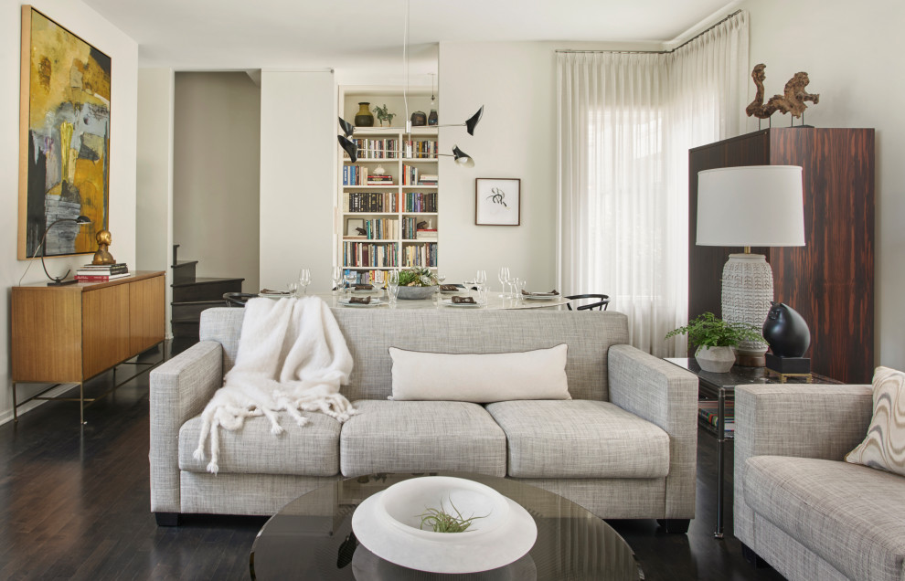 Inspiration pour un salon minimaliste ouvert avec un mur blanc, parquet foncé et un sol marron.