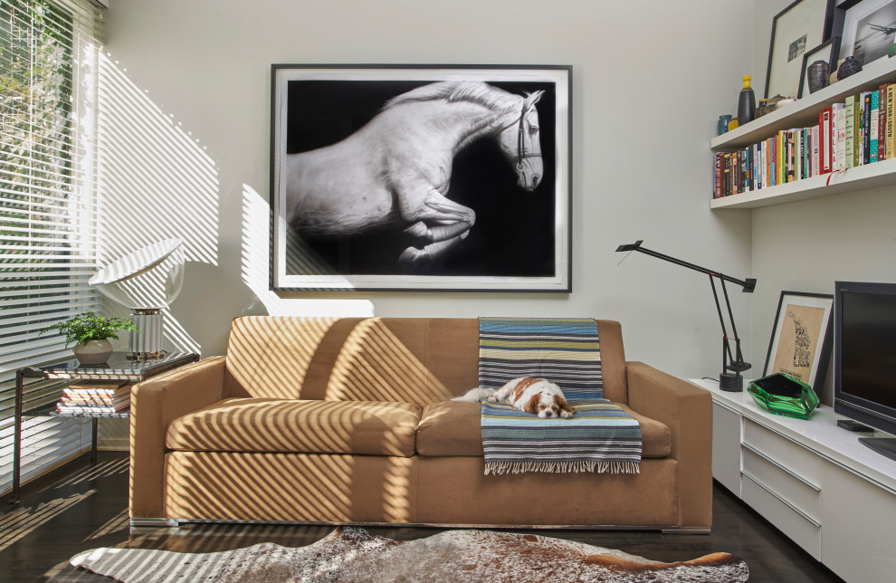 Immagine di un soggiorno minimalista aperto con libreria, pareti bianche, parquet scuro, TV autoportante e pavimento marrone