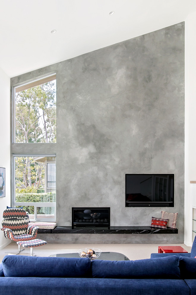 Idee per un soggiorno minimalista di medie dimensioni e aperto con sala formale, pareti grigie, moquette, camino classico e parete attrezzata