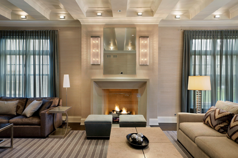 Стильный дизайн: большая парадная, изолированная гостиная комната в стиле неоклассика (современная классика) с бежевыми стенами, темным паркетным полом и стандартным камином без телевизора - последний тренд
