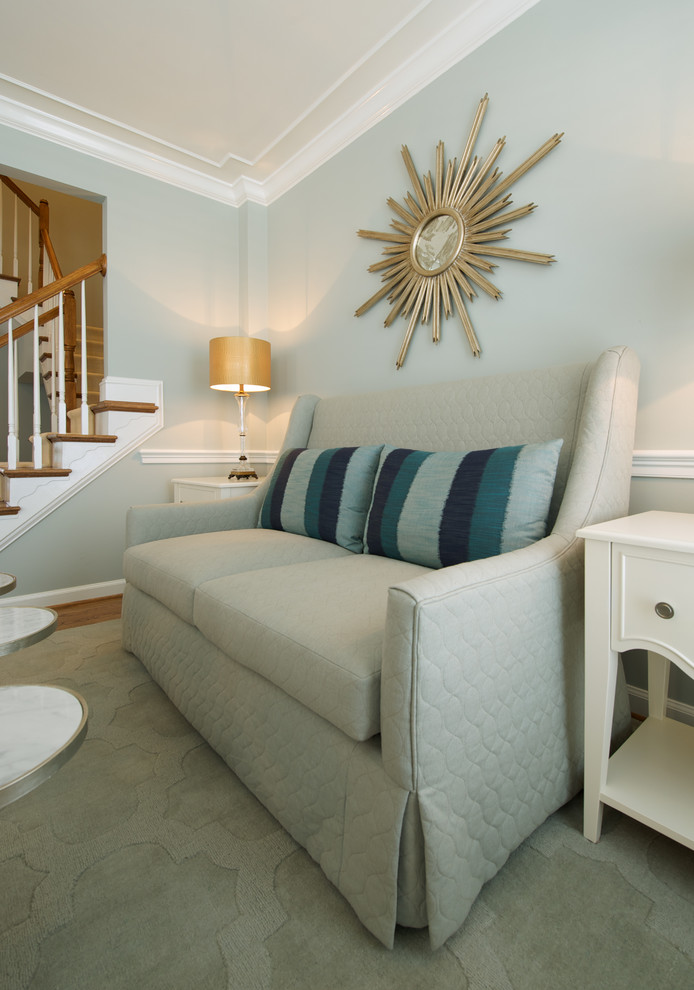 Idee per un soggiorno design di medie dimensioni e aperto con pareti blu, pavimento in legno massello medio e pavimento marrone