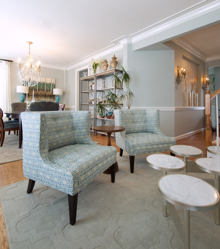 Ejemplo de salón abierto actual de tamaño medio con paredes azules y suelo de madera en tonos medios