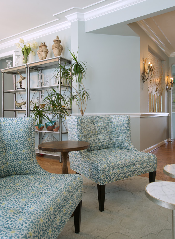 Ispirazione per un soggiorno minimal di medie dimensioni e aperto con pareti blu, pavimento in legno massello medio e pavimento marrone