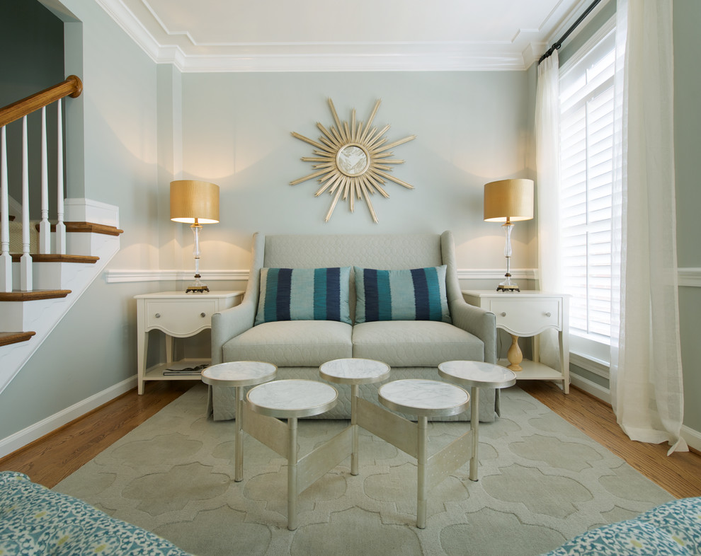 Diseño de salón abierto actual de tamaño medio con paredes azules, suelo de madera en tonos medios y suelo marrón