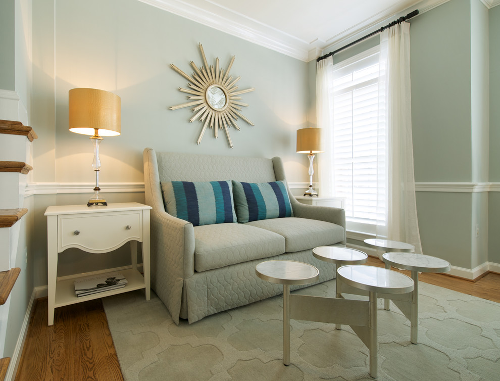 Ispirazione per un soggiorno contemporaneo di medie dimensioni e aperto con pareti blu, pavimento in legno massello medio e pavimento marrone