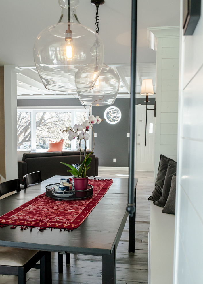 Стильный дизайн: большая гостиная комната в стиле неоклассика (современная классика) с серыми стенами, фасадом камина из плитки и серым полом - последний тренд