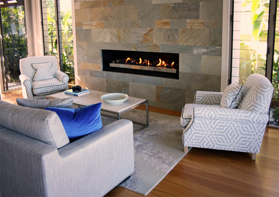Modernes Wohnzimmer mit hellem Holzboden und Kamin in Gold Coast - Tweed