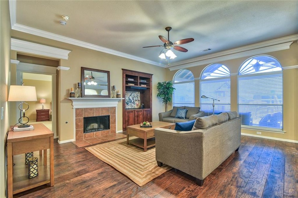 Elegant living room photo in Dallas