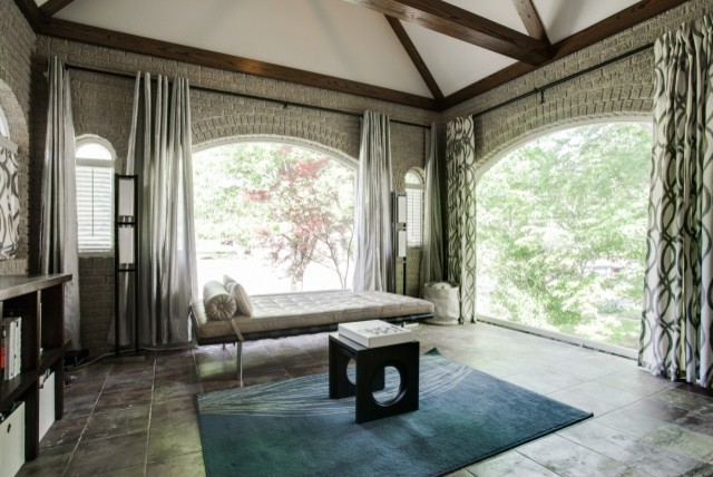 Esempio di un soggiorno contemporaneo di medie dimensioni e aperto con sala formale, pareti bianche e pavimento in legno massello medio