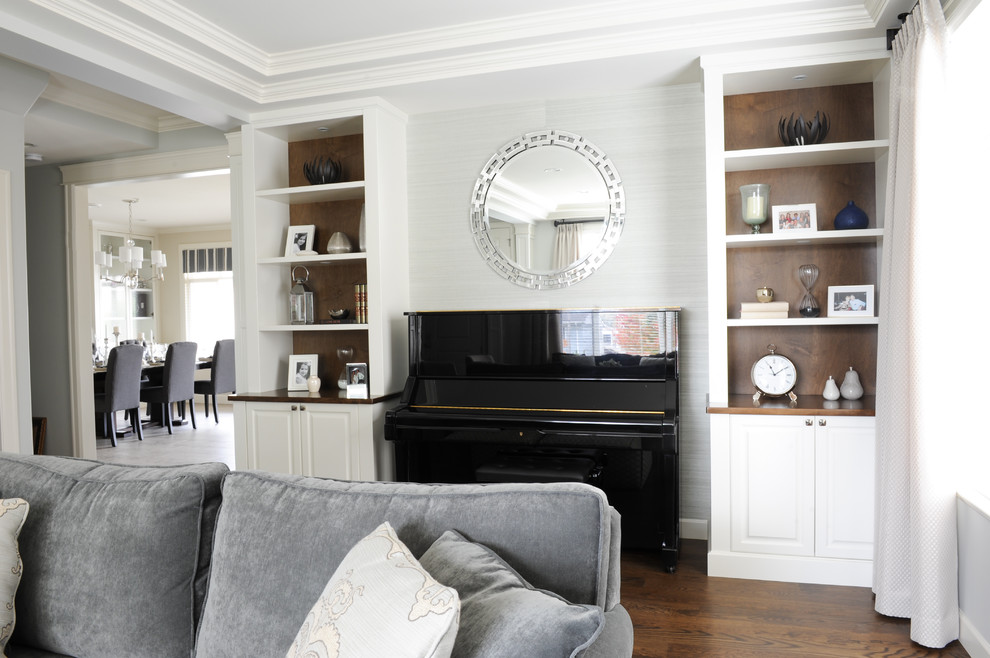 Ispirazione per un soggiorno tradizionale di medie dimensioni con pareti blu, pavimento in legno massello medio, camino classico e TV a parete