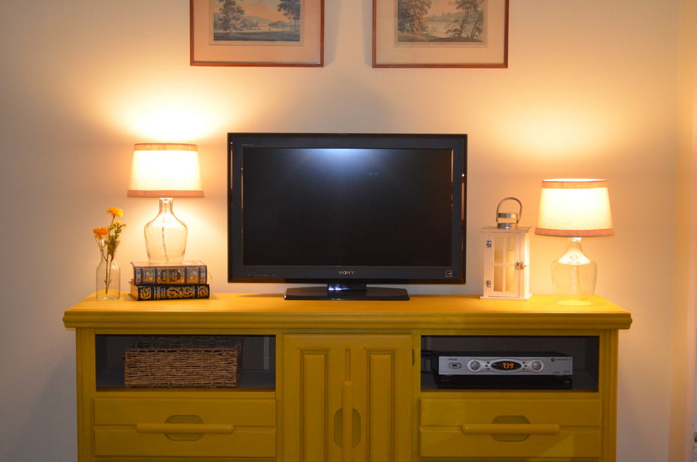 Bild på ett mellanstort eklektiskt separat vardagsrum, med gröna väggar, heltäckningsmatta och en fristående TV