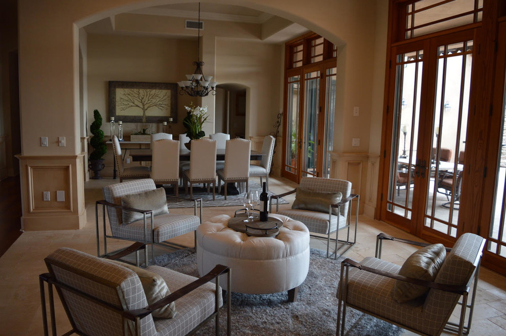 Foto de salón para visitas abierto tradicional renovado grande con paredes beige, suelo de travertino y suelo beige