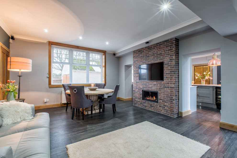 Идея дизайна: гостиная комната среднего размера в современном стиле с серыми стенами и телевизором на стене