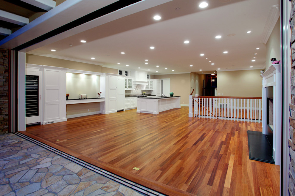 Immagine di un soggiorno tradizionale di medie dimensioni e aperto con sala formale, pareti beige e pavimento in legno massello medio