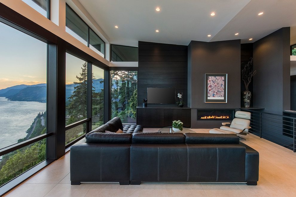 Exempel på ett modernt vardagsrum, med svarta väggar, en bred öppen spis, en väggmonterad TV och beiget golv