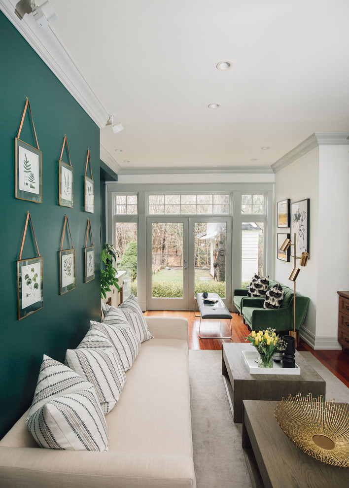 Mittelgroßes, Abgetrenntes Modernes Wohnzimmer mit grüner Wandfarbe, dunklem Holzboden, Kamin, gefliester Kaminumrandung, TV-Wand und braunem Boden in Toronto