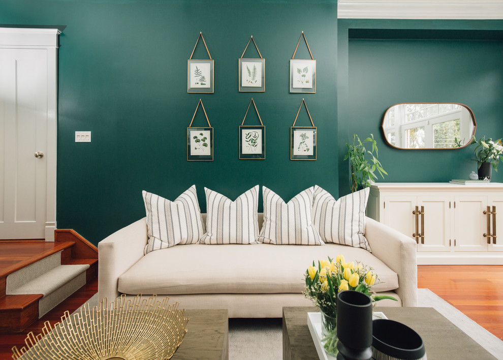Inredning av ett modernt mellanstort separat vardagsrum, med gröna väggar, mörkt trägolv, en standard öppen spis, en spiselkrans i trä, en väggmonterad TV och brunt golv