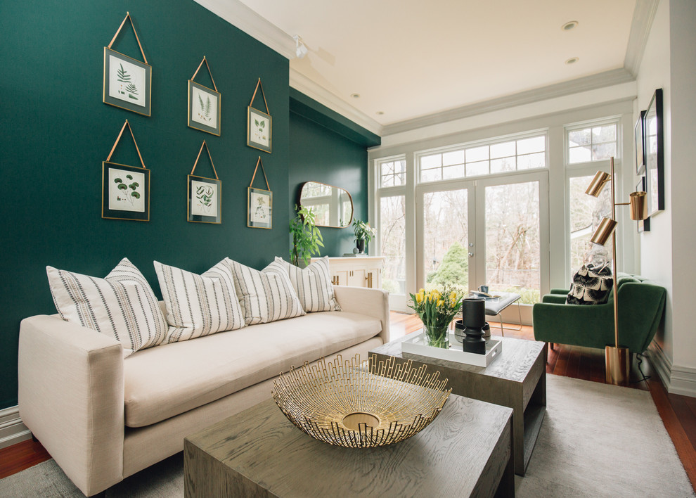 Mittelgroßes, Abgetrenntes Modernes Wohnzimmer mit grüner Wandfarbe, dunklem Holzboden, Kamin, gefliester Kaminumrandung, TV-Wand und braunem Boden in Toronto