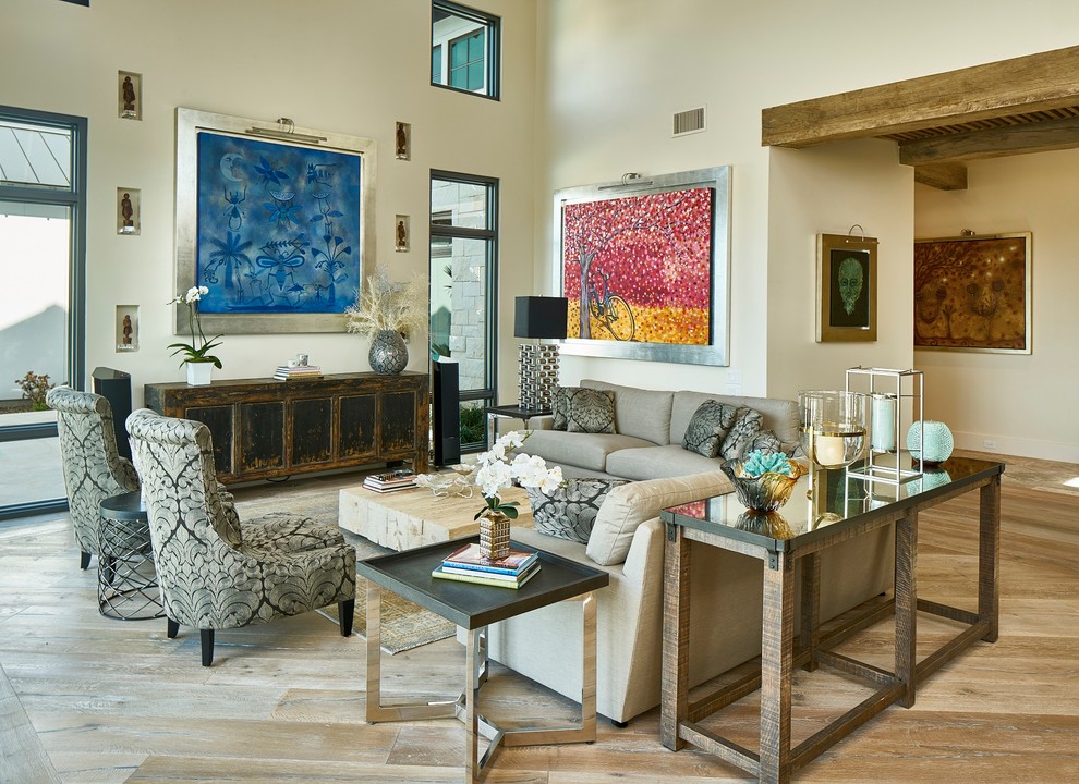 Repräsentatives Modernes Wohnzimmer mit beiger Wandfarbe, hellem Holzboden und beigem Boden in Austin