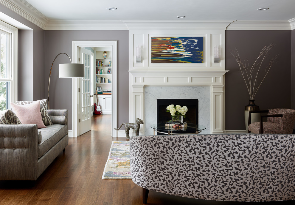 Пример оригинального дизайна: парадная гостиная комната в стиле неоклассика (современная классика) с серыми стенами, паркетным полом среднего тона, стандартным камином, фасадом камина из камня и коричневым полом без телевизора