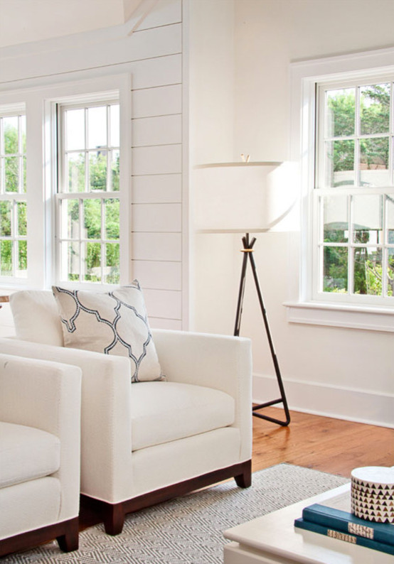 Großes, Fernseherloses, Offenes Modernes Wohnzimmer mit weißer Wandfarbe, braunem Holzboden und Kamin in Providence